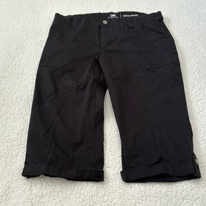 Women’s Lee rider capris.  Size 16 mid rise skimmer. Black.